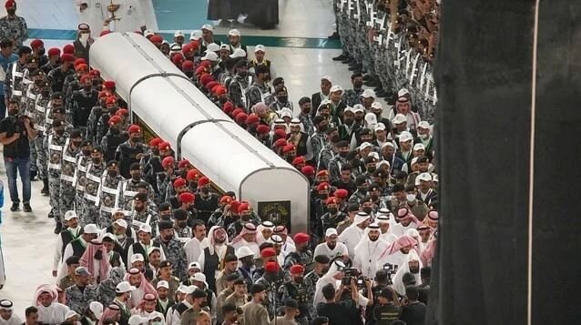 پرده جدید کعبه برافراشته شد | نحوه تعویض پرده کعبه را ببینید