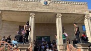 تصاویر تعطیل شدن سفارت سوئد در عراق | تجمع و سینه زنی عراقی‌ها مقابل سفارت