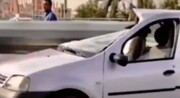 تصاویر هولناک سقوط پایه پرچم روی خودرو در اصفهان | راننده به شکل عجیبی جان سالم به در برد