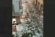 تصاویر آخرالزمانی از بارش تگرگ در میلان ایتالیا | خیابان ها به دریاچه یخی تبدیل شدند!