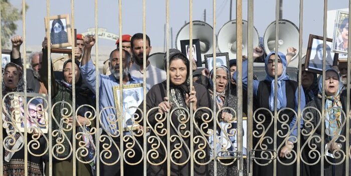 تصاویر | زنان بلندگو به دست پشت سیم خاردارهای پادگان اشرف | زمان دقیق اکران مشخص شد