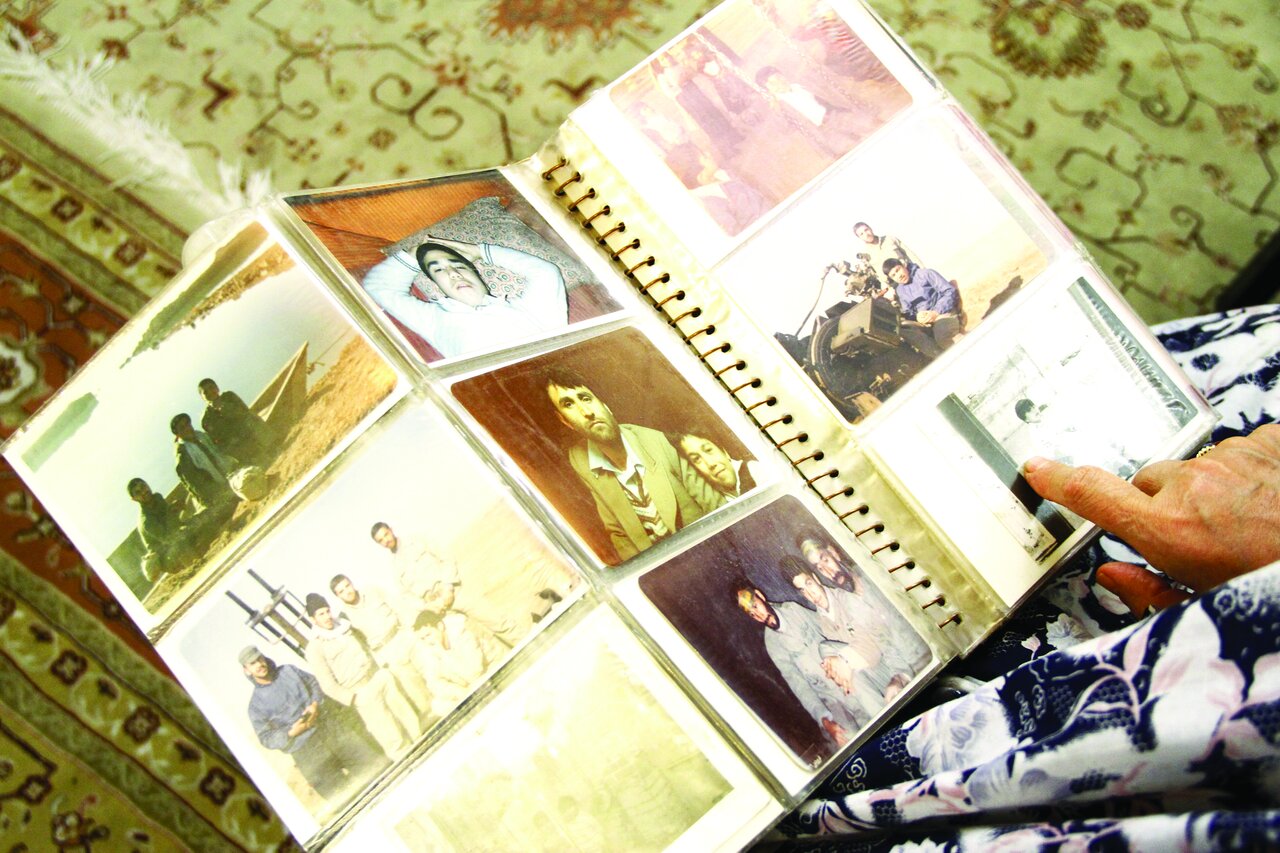 گفتوگو با خواهر شیخ حسین انصاریان، مادر شهید و بانوی خیّر محله آهنگ | دورهمیهای خانوادگی برکت است