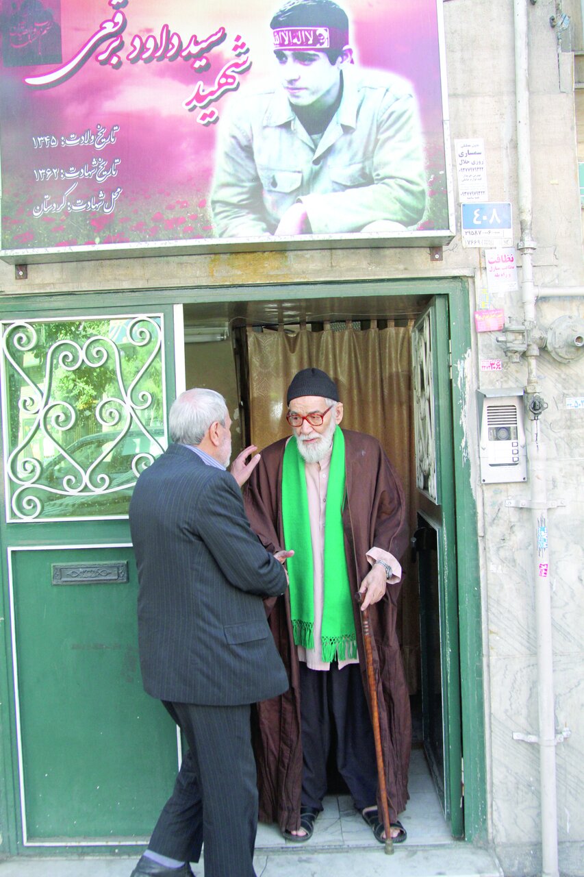 اعتبارش را خرج مردم میکند