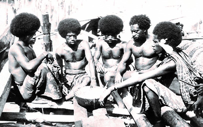 (۱۸+) تصاویری از آخرین بازماندگان قبایل آدمخوار | قبیلهای که مردمش روی جمجمه مردگان میخوابند | شاهد عینی: اجساد را بینشان تقسیم کردند تا خورده شوند