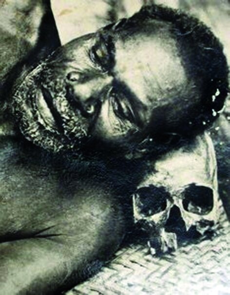(۱۸+) تصاویری از آخرین بازماندگان قبایل آدمخوار | قبیله‌ای که مردمش روی جمجمه مردگان می‌خوابند | شاهد عینی: اجساد را بین‌شان تقسیم کردند تا خورده شوند