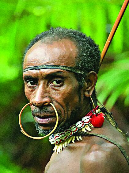 (۱۸+) تصاویری از آخرین بازماندگان قبایل آدمخوار | قبیلهای که مردمش روی جمجمه مردگان میخوابند | شاهد عینی: اجساد را بینشان تقسیم کردند تا خورده شوند