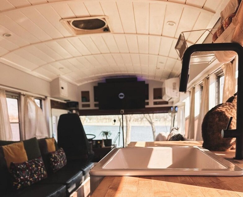 تصاویر | خانه رویایی در یک اتوبوس مدرسه