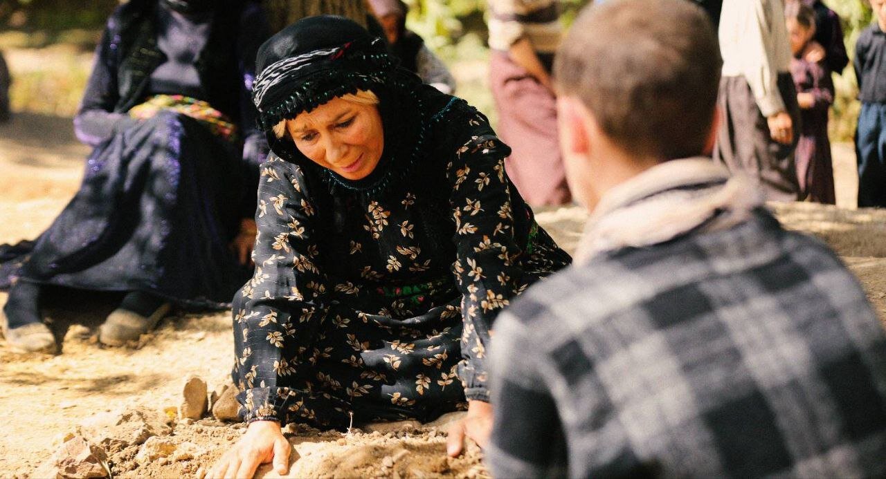 همه در زندگی خودشان قهرمانند، قهرمانان نامرئی| گیس سفید مادر، دستان پینه و حنا بسته و خالکوبیهای سنتی قسم و سوگند دارد.