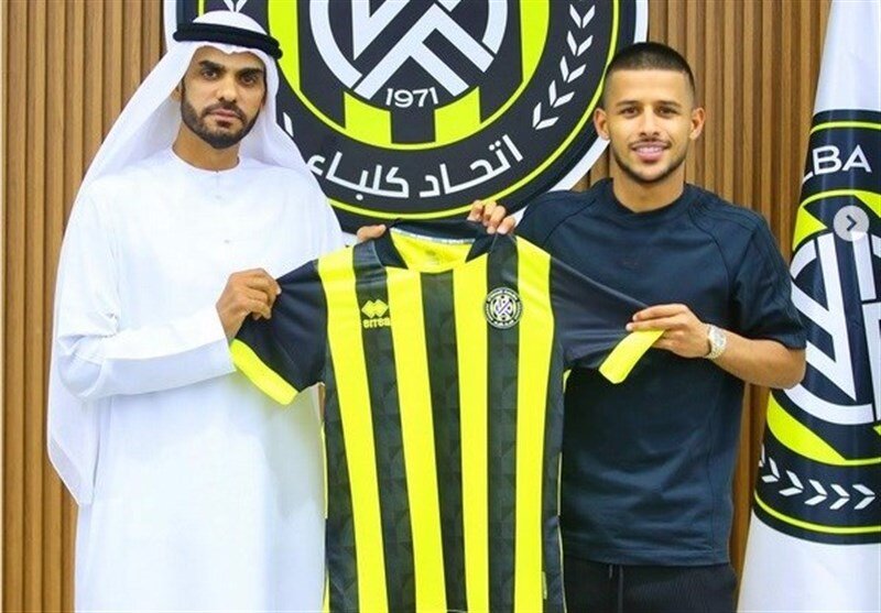 تصاویر | ستاره استقلال رسماً شاگرد فرهاد مجیدی شد | لحظه امضای قرارداد و عکس با پیراهن جدید!