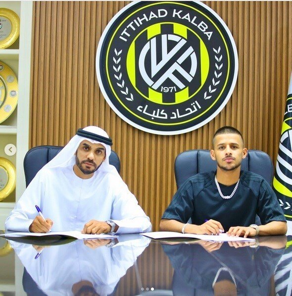 تصاویر | ستاره استقلال رسماً شاگرد فرهاد مجیدی شد | لحظه امضای قرارداد و عکس با پیراهن جدید!