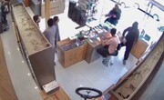 تصاویر لحظات نفسگیر سرقت مسلحانه از مغازه موبایل فروشی در زاهدان