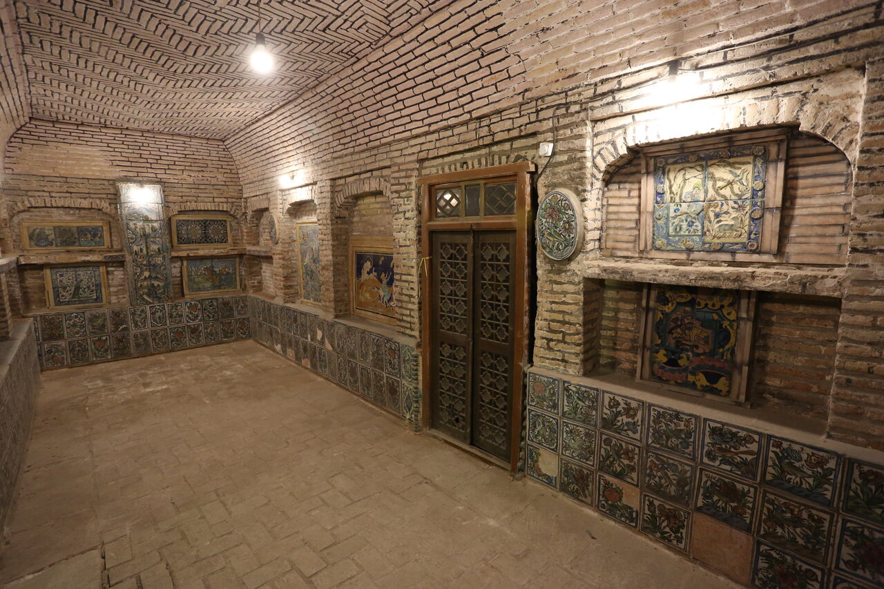 عمارت زیبای نسقچی قاجار کجاست؟ | عکس‌های زیر خاکی شاه قاجار روی دیوار