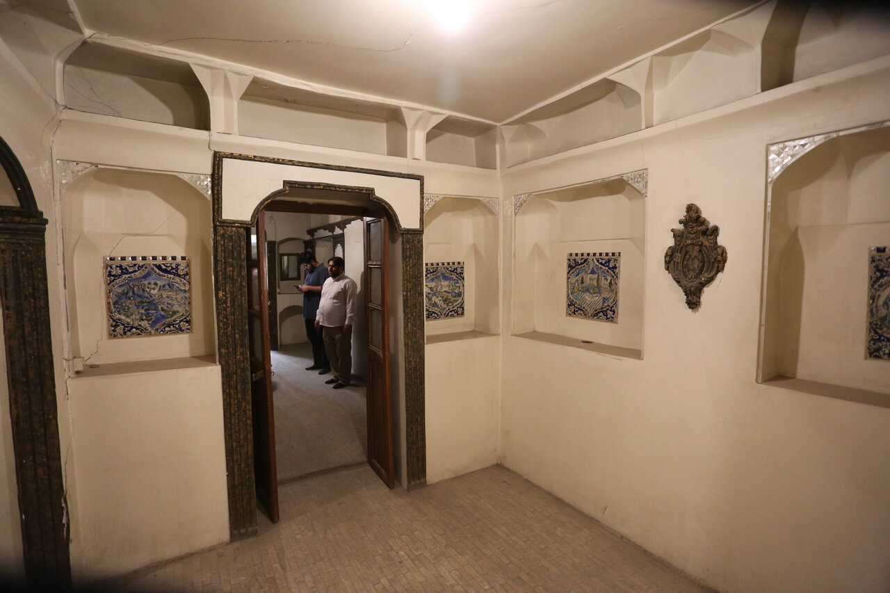 عمارت زیبای نسقچی قاجار کجاست؟ | عکسهای زیر خاکی شاه قاجار روی دیوار