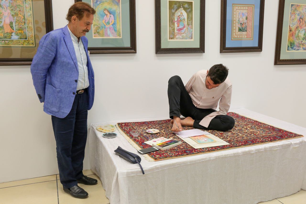 آنها با پا و دندان نقاشیهای محشری میکشند