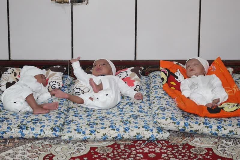 تصاویر | رهبر انقلاب به این سه قلو هدیه دادند | تصاویر سه قلوها و واکنش والدینشان