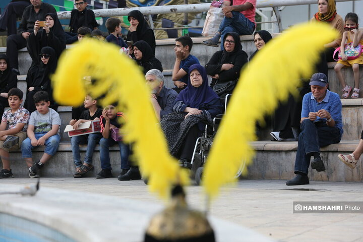 مجلس تعزیه‌خوانی در گرداگرد آب نمای میدان نبوت