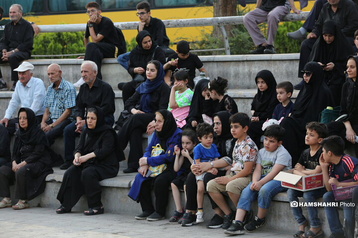 مجلس تعزیه‌خوانی در گرداگرد آب نمای میدان نبوت
