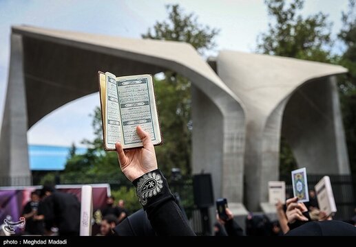 تجمع دانشجویان مقابل سردر دانشگاه تهران