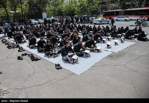 تجمع دانشجویان مقابل سردر دانشگاه تهران