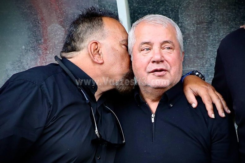 عکس | آشتی‌کنان چهره جنجالی پرسپولیسی‌ها با بوسه بر صورت علی پروین!