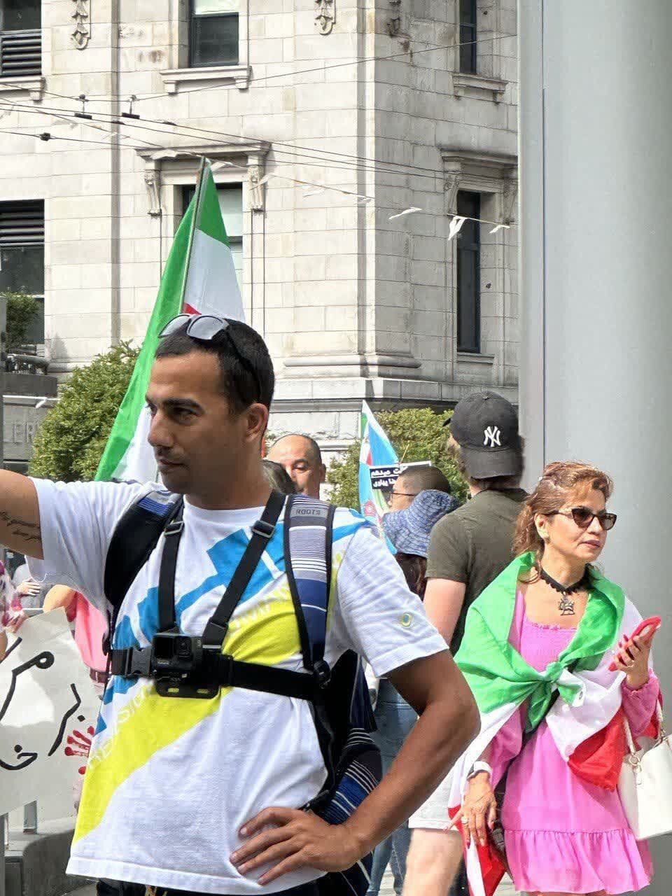 تصاویر درگیری براندازان با عزاداران حسینی در ونکوور | فحاشی به عزاداران | پلاکاردهایی با شعارهای رکیک در دست داشتند!