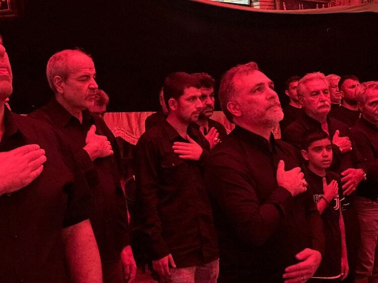 ببینید | حضور سرمربی استقلال در هیات فرهاد کاظمی | شرکت سرپرست پیشین فدراسیون فوتبال در مراسم عزاداری