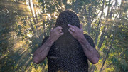 تصاویر مردی با هزاران زنبور عسل روی بدنش! | عجیب‌ترین روش فروش عسل را ببینید