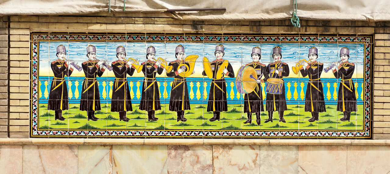 انعکاس تصویر بهشت روی دیوارهای باغی در تهران