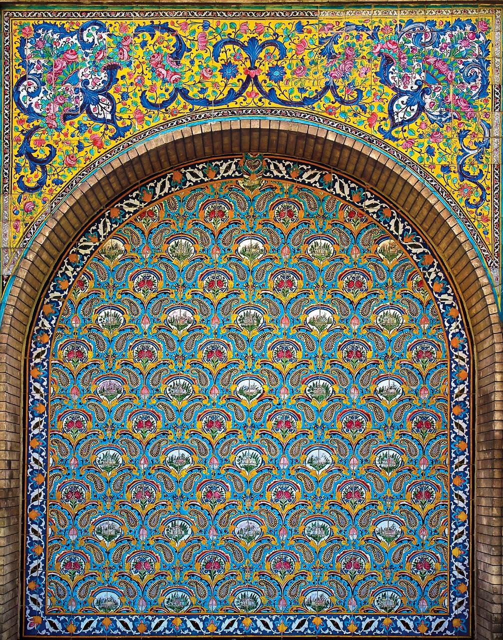 انعکاس تصویر بهشت روی دیوارهای باغی در تهران