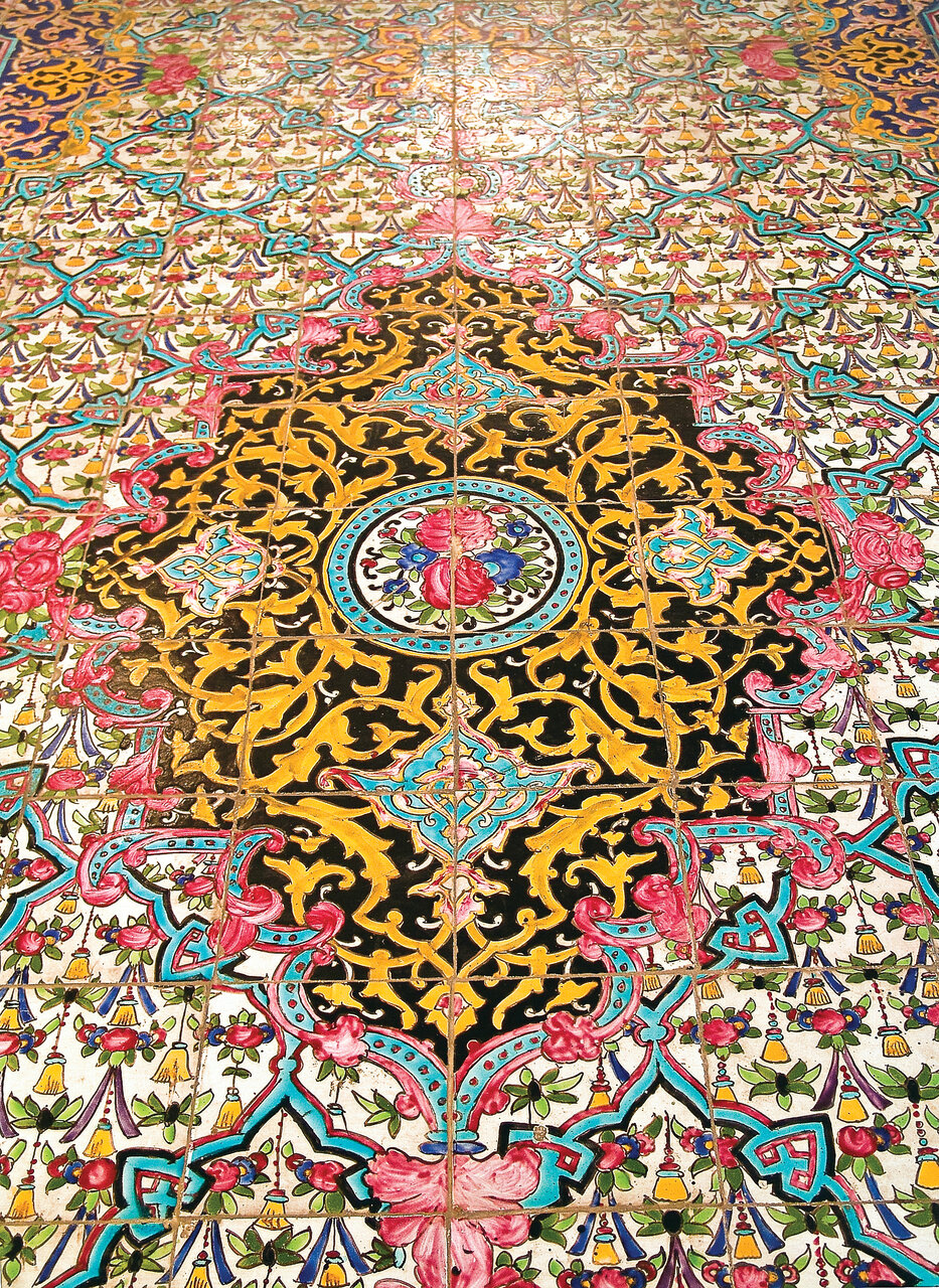 انعکاس تصویر بهشت روی دیوارهای باغی در تهران