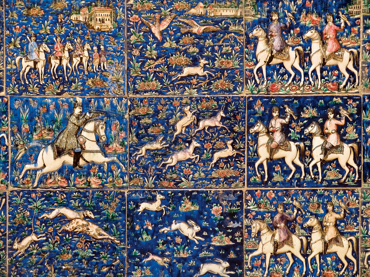 انعکاس تصویر بهشت روی دیوارهای باغی در تهران