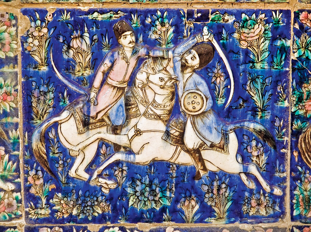 انعکاس تصویر بهشت روی دیوارهای باغی در تهران