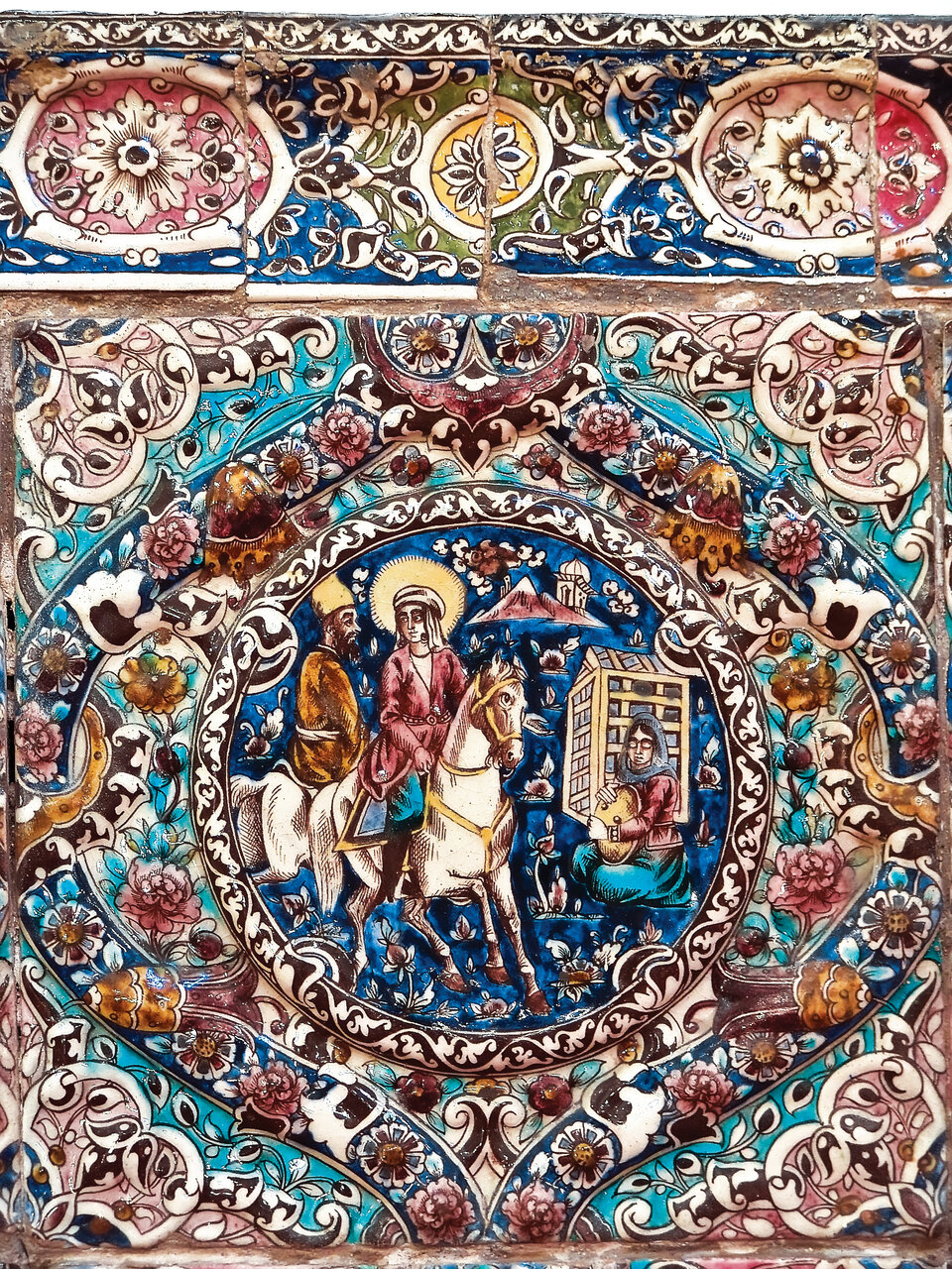 انعکاس تصویر بهشت روی دیوارهای باغی در تهران