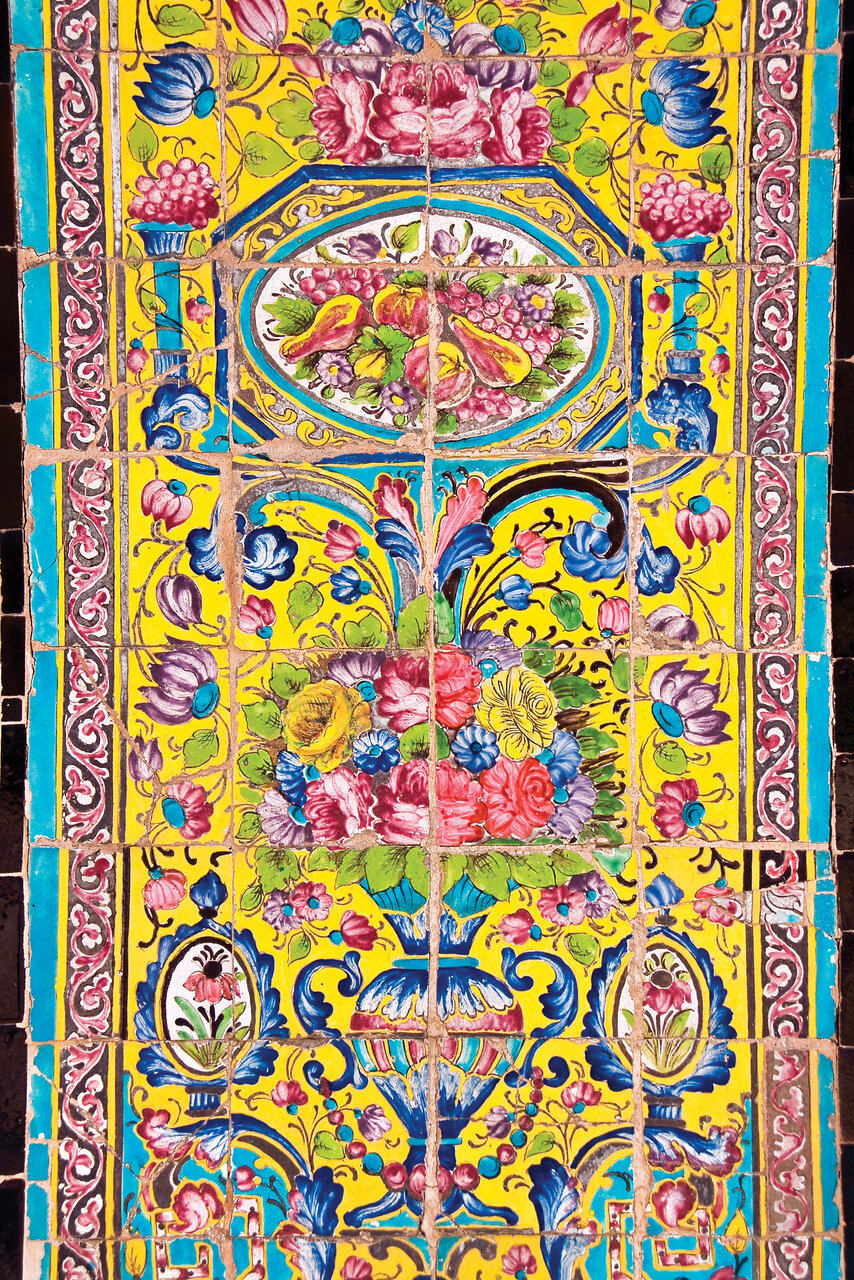 انعکاس تصویر بهشت روی دیوارهای باغی در تهران