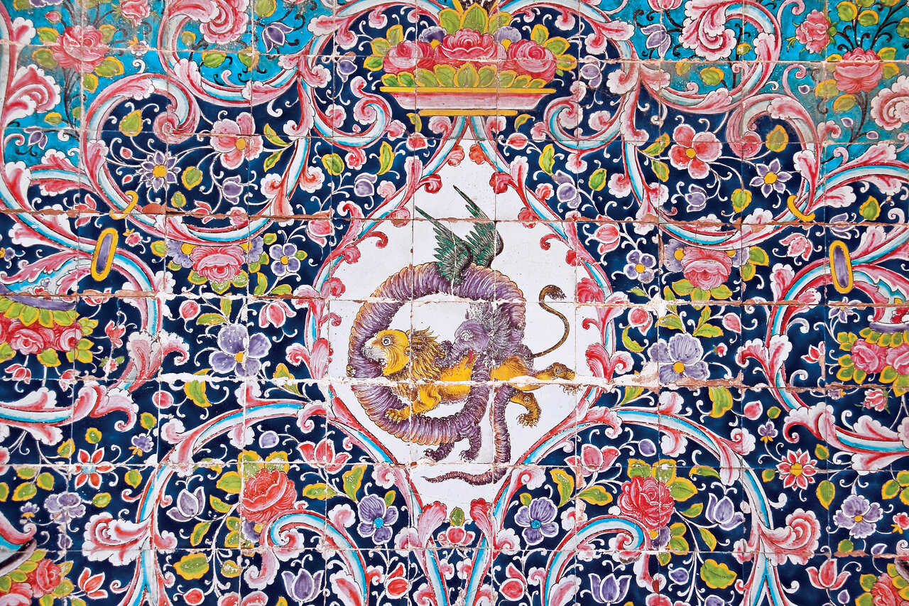 انعکاس تصویر بهشت روی دیوارهای باغی در تهران