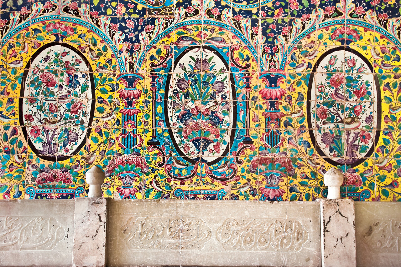 انعکاس تصویر بهشت روی دیوارهای باغی در تهران