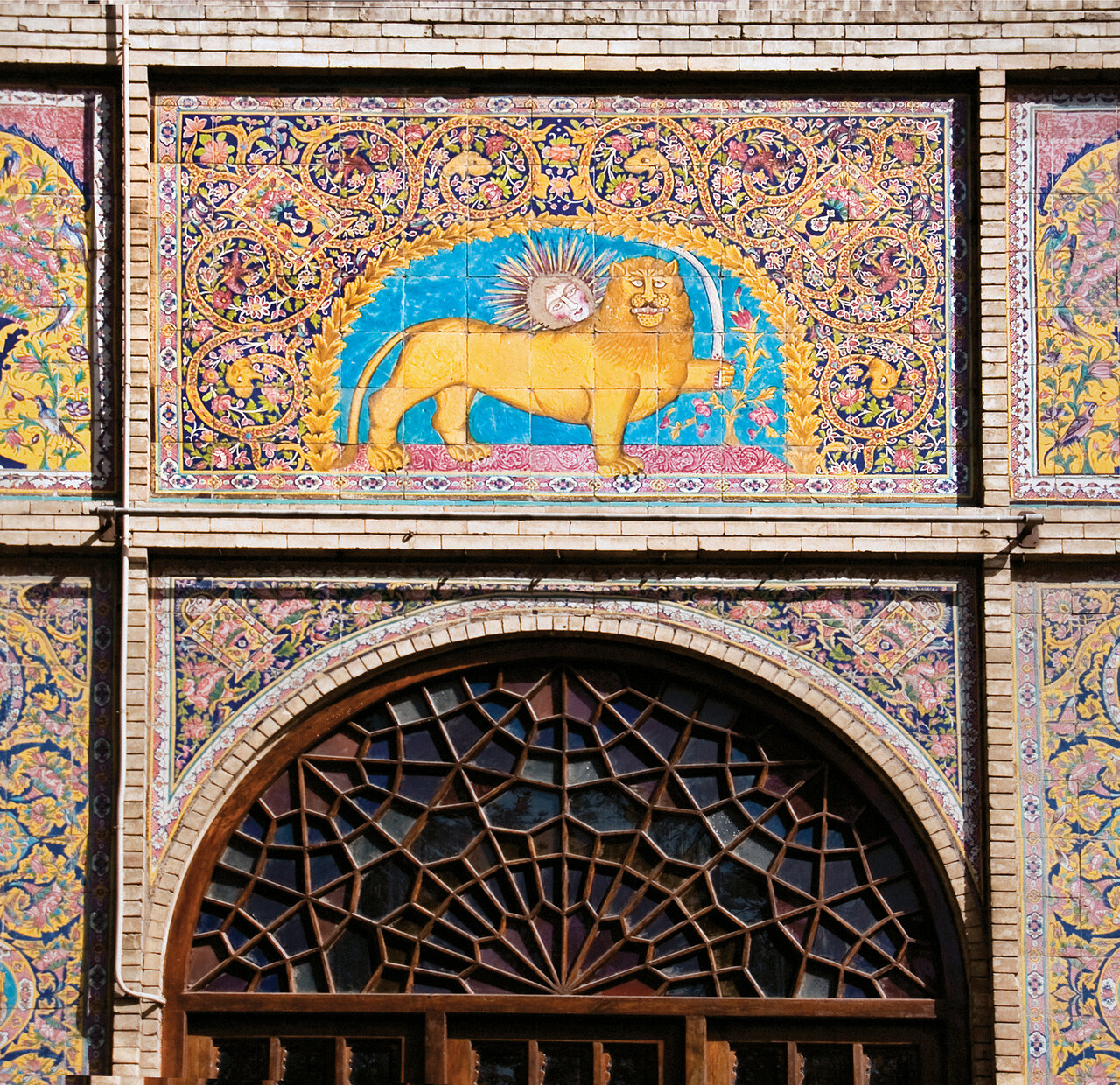 انعکاس تصویر بهشت روی دیوارهای باغی در تهران