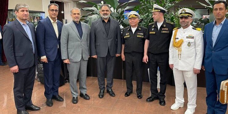 عکس | احترام نظامی دریادار روس به دریادار ایرانی