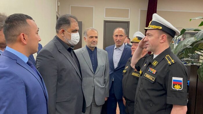 تصاویر| دریادار ایرانی وارد سنپترزبورگ روسیه شد | احترام نظامی دریادار روس به دریادار ایرانی