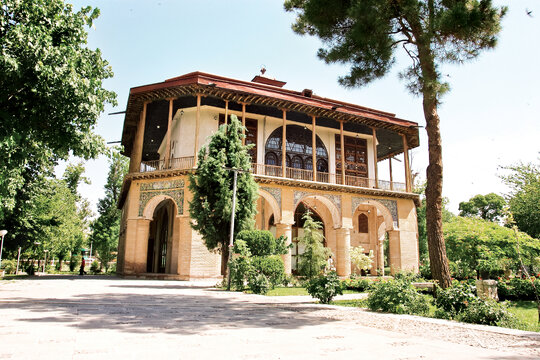 این عمارت به‌دلیل اتاق کوچک بالای بنا به‌کلاه فرنگی معروف شده، طبقه دوم در زمان ناصرالدین شاه بازسازی شده و به شکل امروزی درآمده است كه با ارسی‌های رنگین یک موزه دیدنی است.