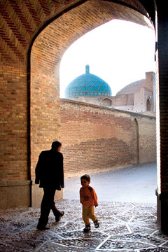 این پیرمرد و نوه‌اش از خيابان سپه در  راه  رسیدن به مسجد جامع‌اند. بخشی از بنای این مسجد در اوایل دوره اسلامی و بخش‌های دیگر در دوره صفوی و قاجار به آن اضافه شده.