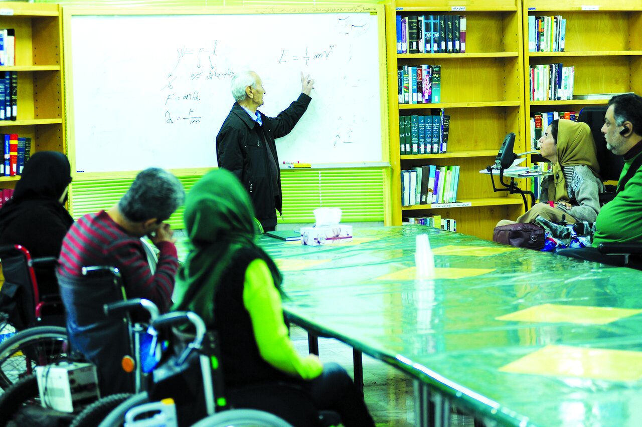 کار خارقالعاده دبیر فیزیک و حکایت عجیب دوازده سال تنهایی