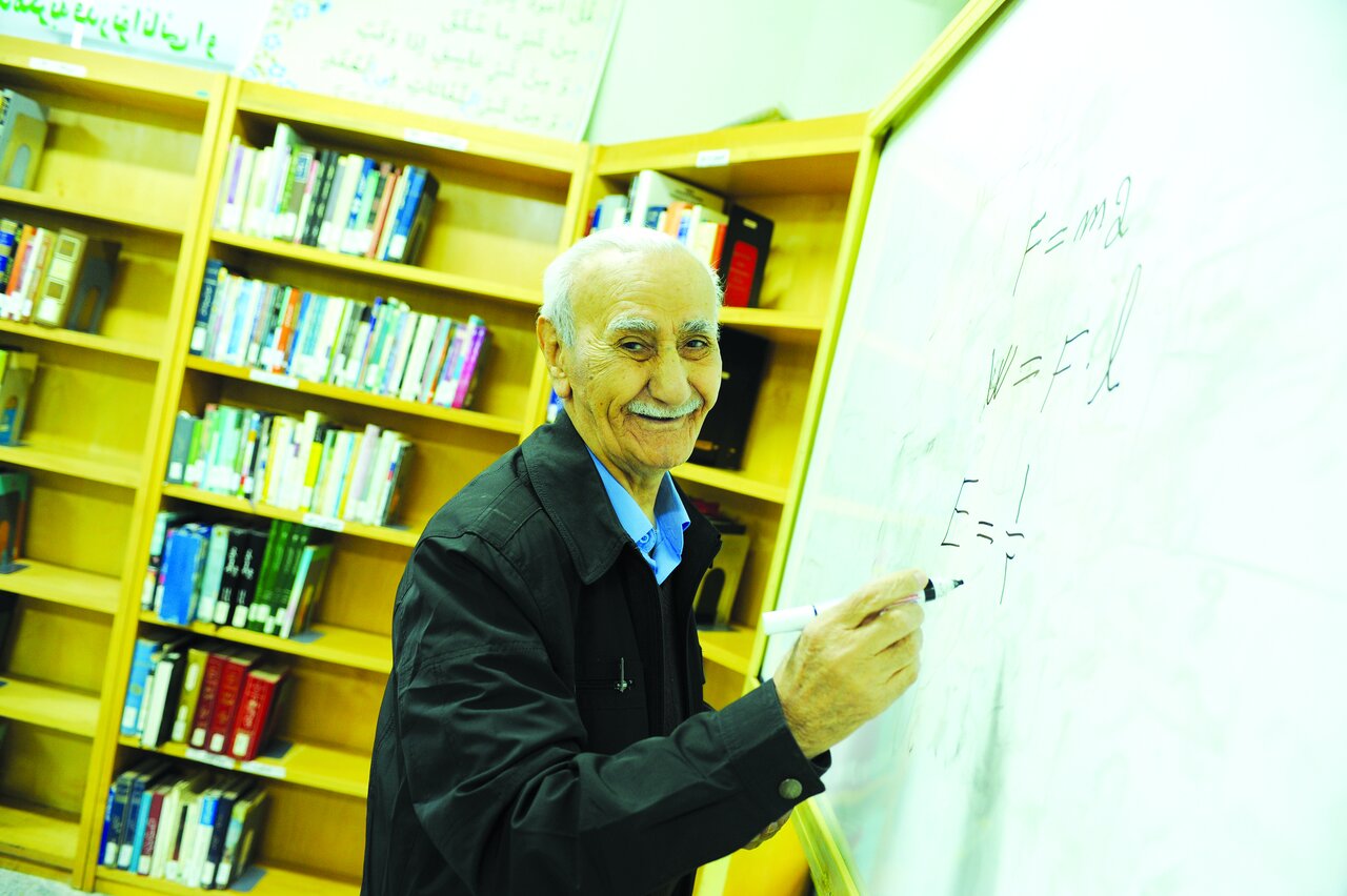 کار خارقالعاده دبیر فیزیک و حکایت عجیب دوازده سال تنهایی