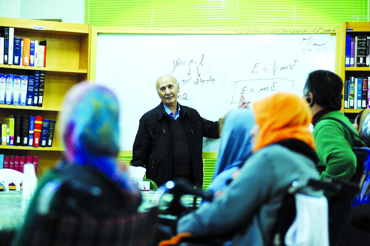 کار خارقالعاده دبیر فیزیک و حکایت عجیب دوازده سال تنهایی