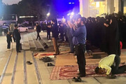 تصاویر تجمع و اقامه نماز مقابل یک مرکز تجاری در اعتراض به بی‌حجابی‌ها