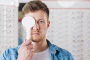 قطره برای حذف عینک؟ | پاسخ یک جراح چشم به ادعای رفع فوری پیر چشمی و ضعیفی چشم