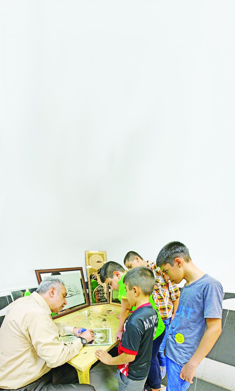 جویندگان کار، آیندهشان را در آینههای این مرد میبینند