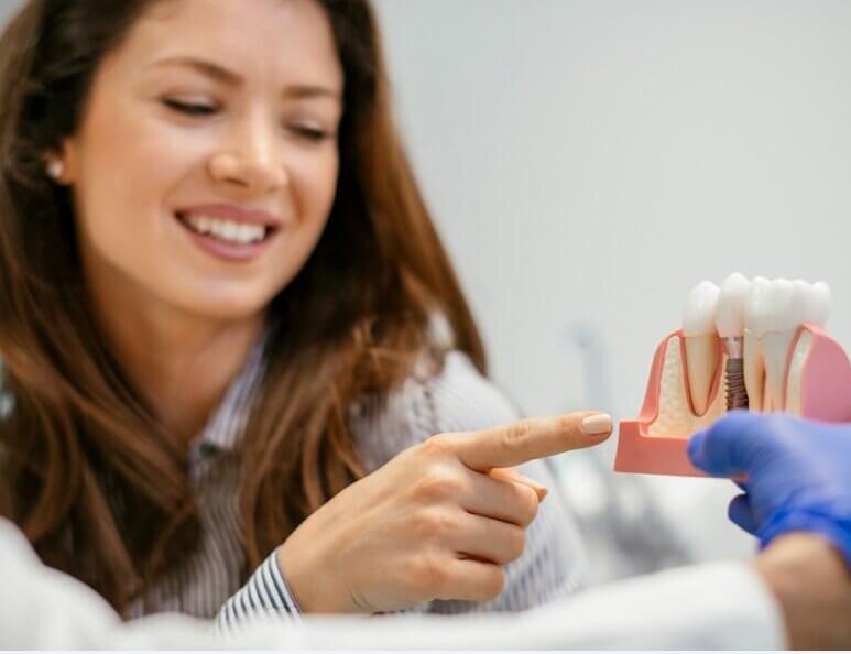 بازیابی لبخند ازدست رفته با بهترین روش جایگزین کردن دندان ناسالم |آشنایی با مراحل جراحی ایمپلنت