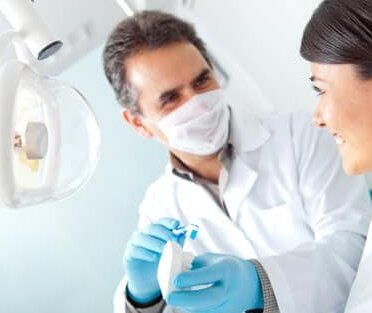 بازیابی لبخند ازدست رفته با بهترین روش جایگزین کردن دندان ناسالم |آشنایی با مراحل جراحی ایمپلنت