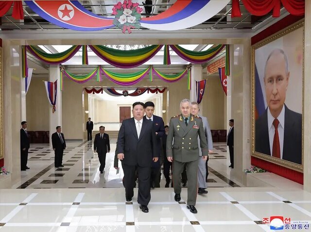 تصاویر خبرساز پرتره‌های پوتین بر دیوارهای اقامتگاه رهبر کره شمالی | راز پرتره‌های پوتین چیست؟